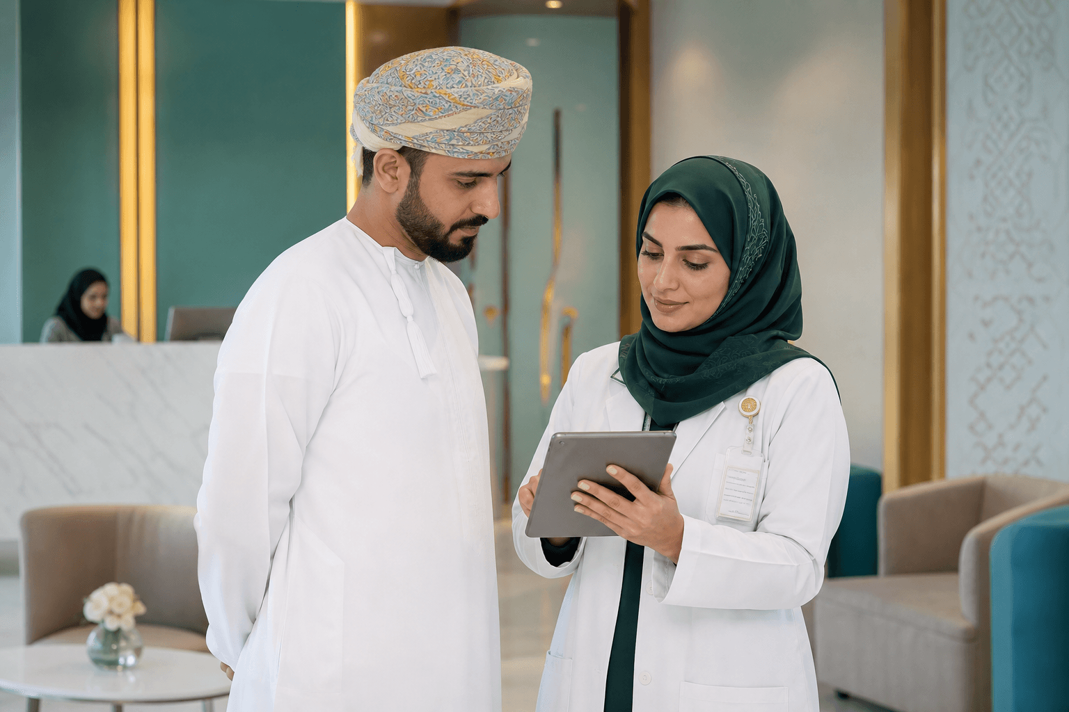طبيبة ومدير عيادة يراجعان ملف مزود على جهاز لوحي